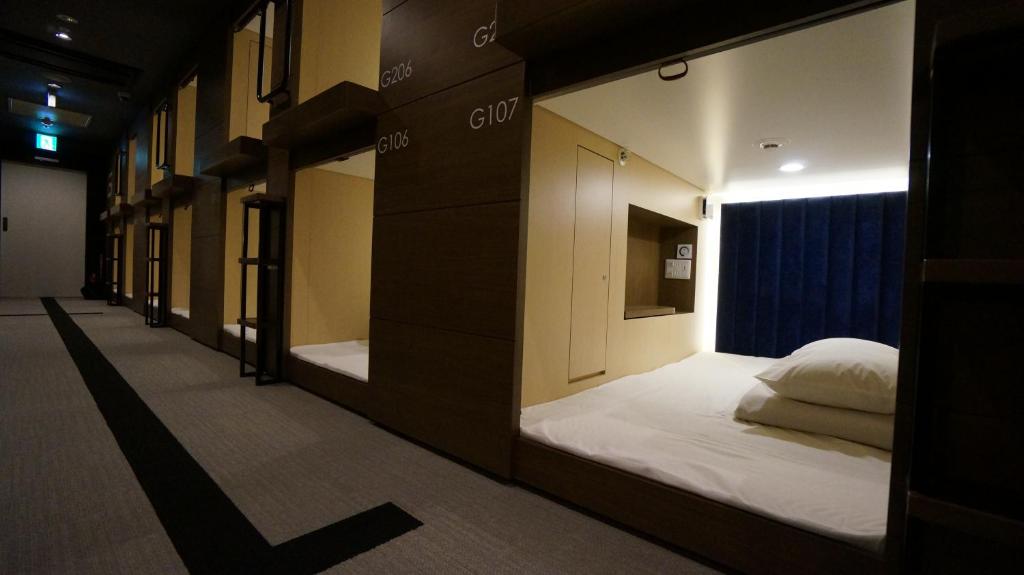 所泽市Spa胶囊旅馆（仅限男性）的客房内的一排双层床