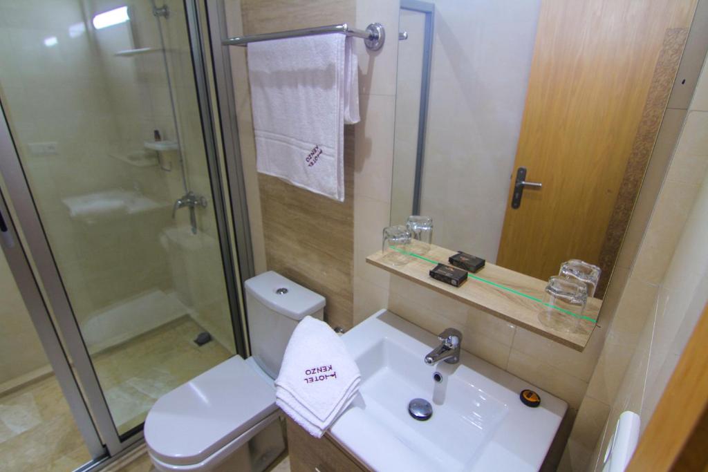 萨菲Hotel Kenzo的浴室配有卫生间、盥洗盆和淋浴。