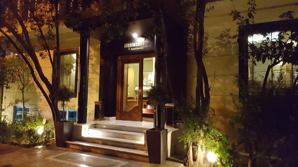 雅典安德洛墨达套房公寓式酒店的房屋,有楼梯,晚上通往门