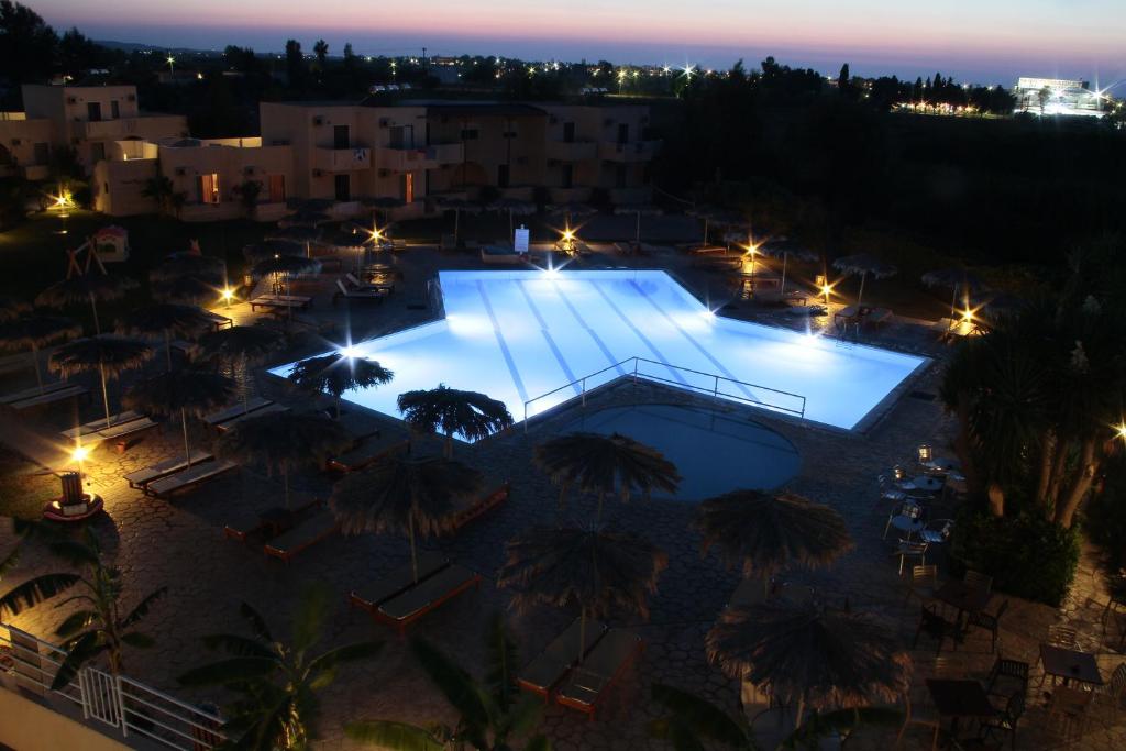 马尔马里罗斯兰斯酒店的享有泳池的顶部景色