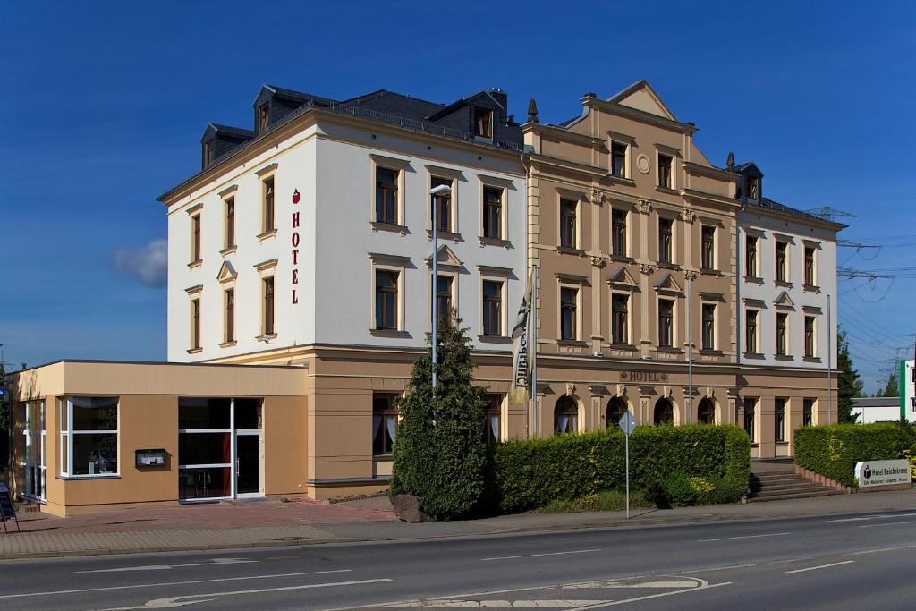 海德瑙芮彻斯科奈酒店的街道边的白色大建筑