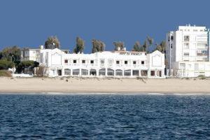 克莉丝蒂娜岛索里玛尔酒店的海边的白色大建筑