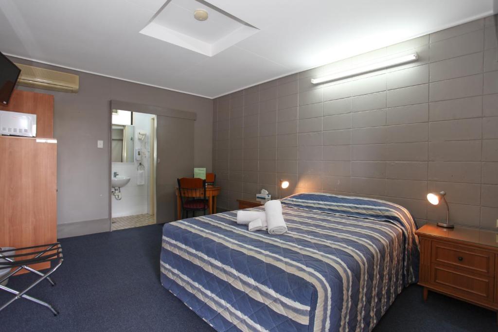 SarinaTandara Hotel Motel的一间酒店客房 - 带一张床和一间浴室