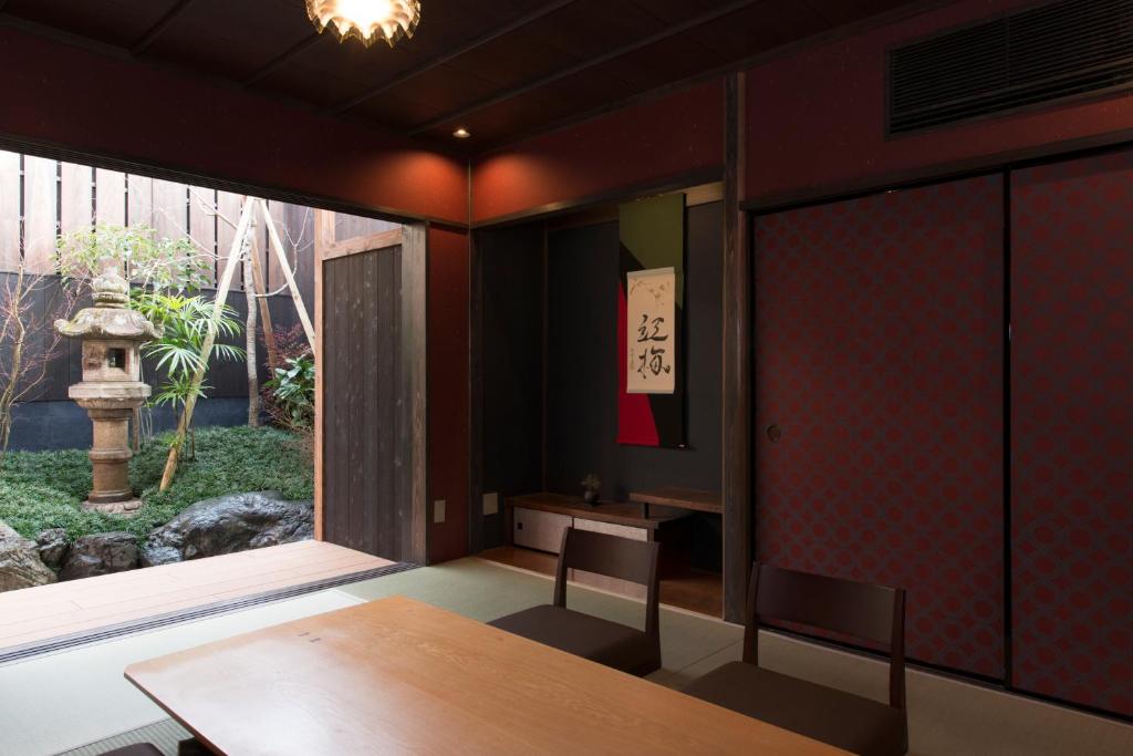 京都上七轩 亿日式旅馆的客房设有桌子和大窗户。