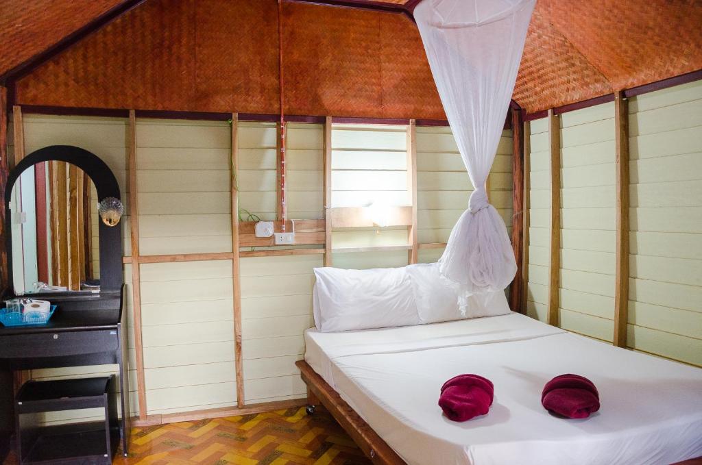 兰塔自然海滩度假村客房内的一张或多张床位