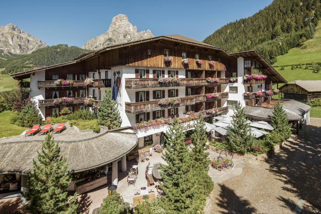 科瓦拉因巴迪亚Hotel La Perla: The Leading Hotels of the World的山脉酒店空中景色