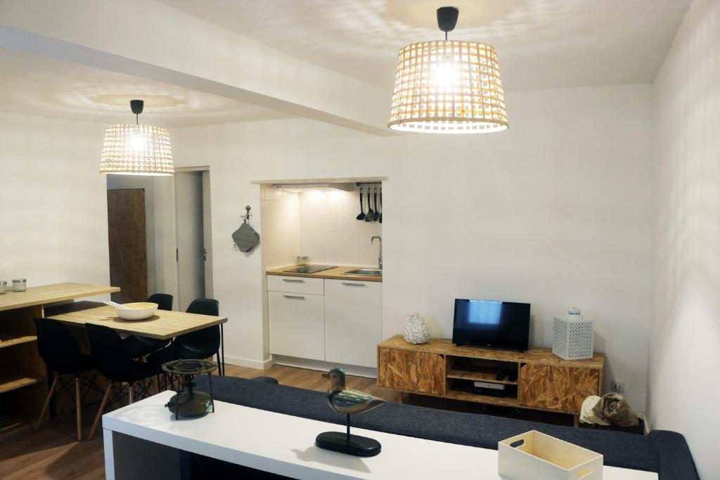 辛特拉辛特拉二人角落公寓的客厅配有2盏吊灯和厨房