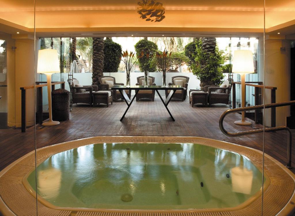 Royal Beach Eilat by Isrotel Exclusive内部或周边的泳池