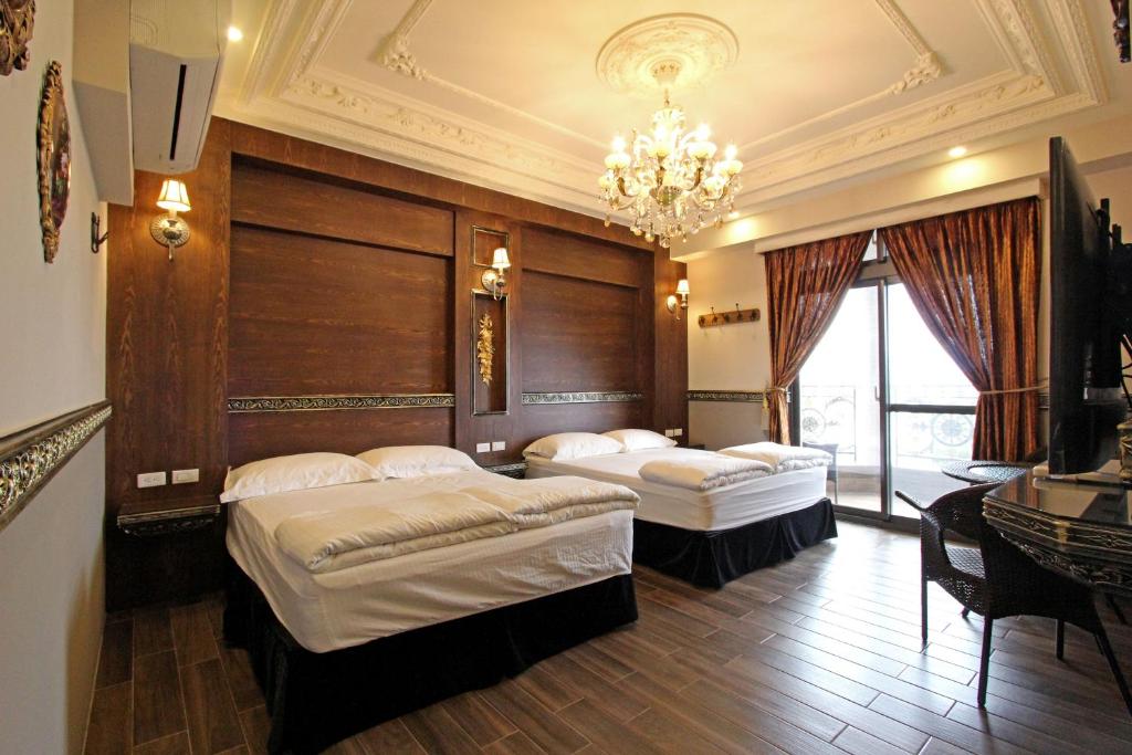 花莲市法朵民宿的配有吊灯的客房内的两张床