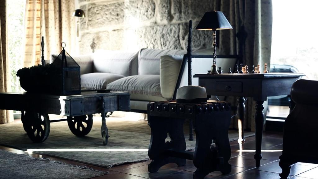 阿尔丹Casa do Ouro的客厅配有沙发和桌子