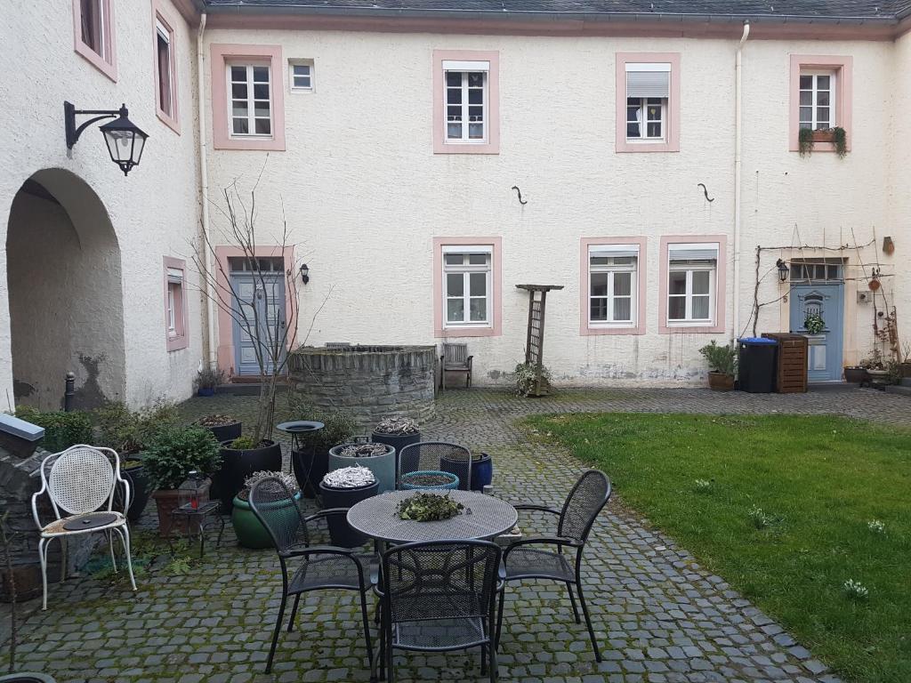 布劳讷贝格Weingut-Klosterhof的房屋前设有带桌椅的天井。