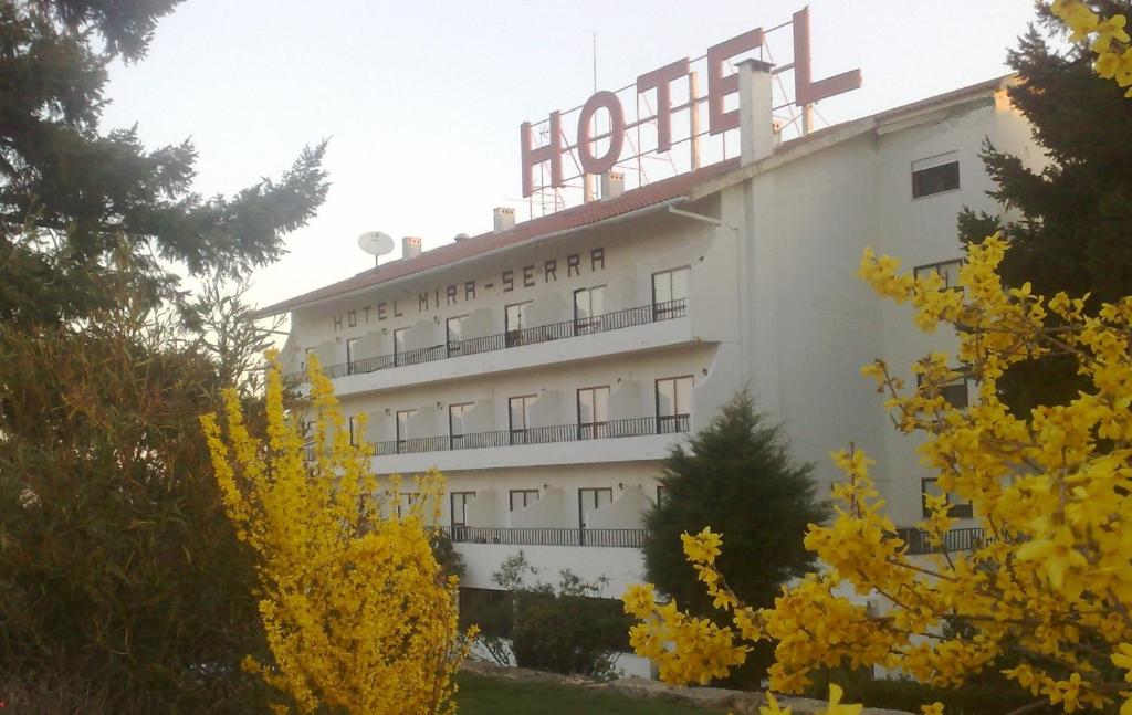 塞洛里库达贝拉米拉塞拉酒店的白色的建筑,上面有标志