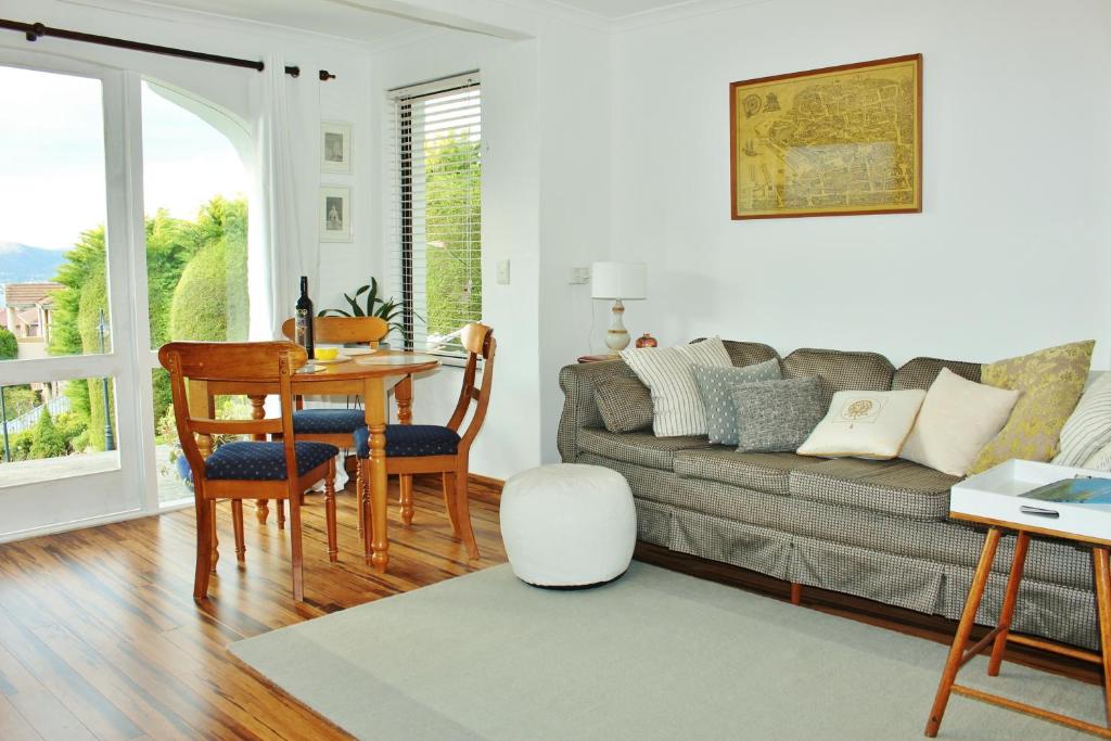 霍巴特百万美元佳景公寓的客厅配有沙发和桌子