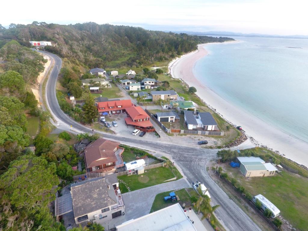 Rangiputa怀特桑德兹酒店的享有海滩的空中景致,设有房屋和海洋