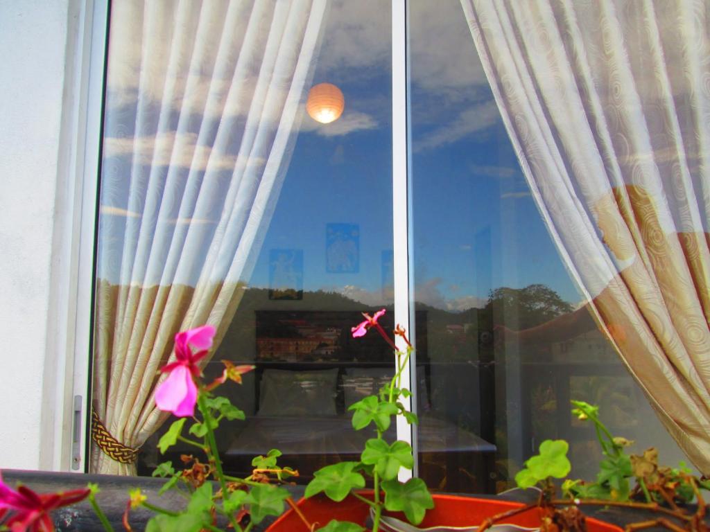 康提康提安甜蜜别墅的享有天空美景的窗户