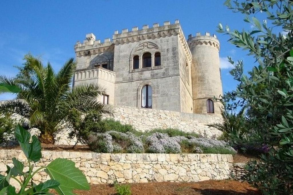 奥斯图尼Rocca Giulia的一座城堡,像一座石墙顶上的建筑