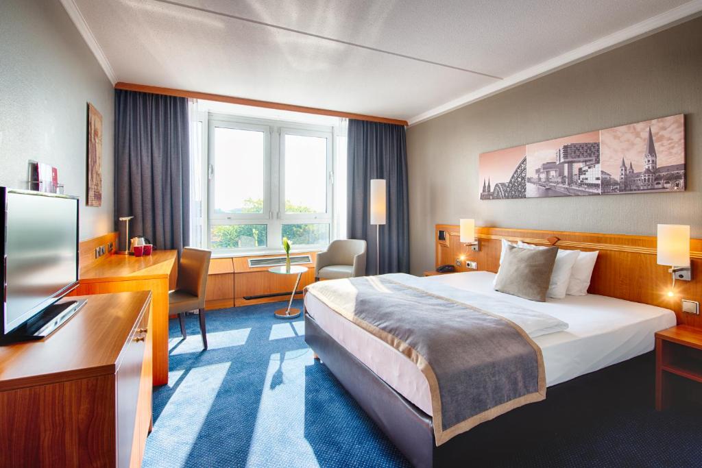 科隆科隆波恩机场莱昂纳多酒店的酒店客房,配有床和电视