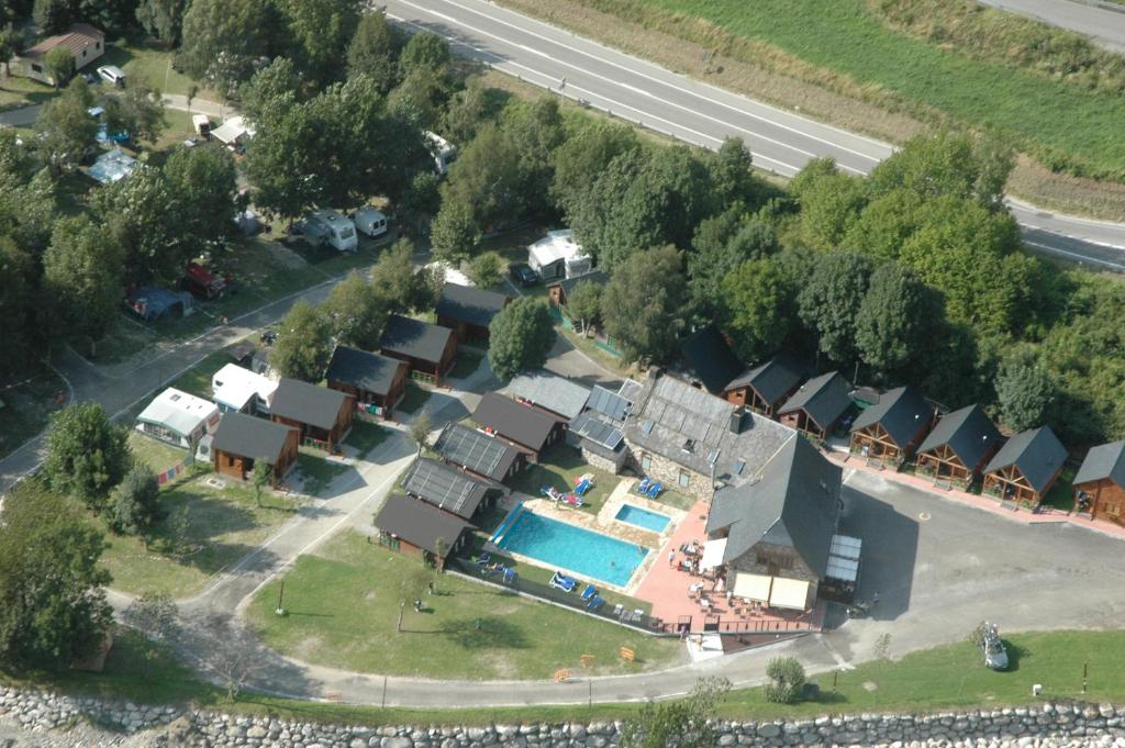 阿蒂斯Camping Era Yerla D'arties的享有带游泳池的房屋的空中景致