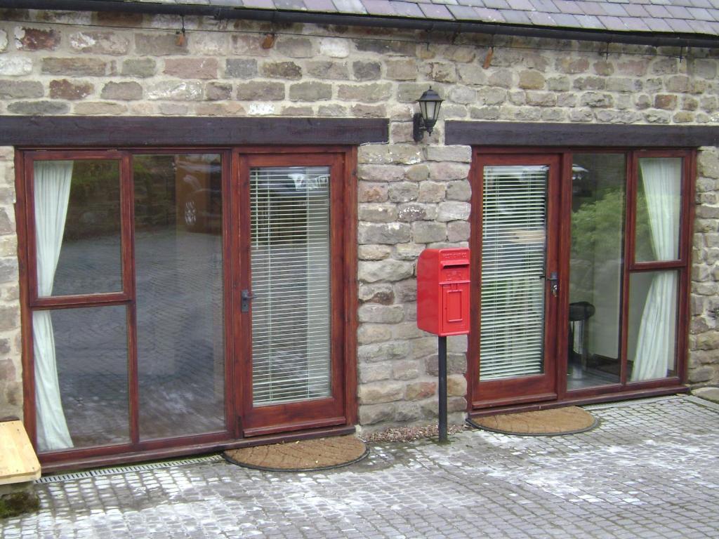 马特洛克邮筒小屋旅馆的砖砌的建筑,有两扇门和红色邮箱