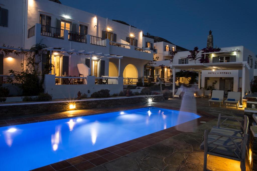 卡马莱尼姆菲斯酒店的夜间带游泳池的别墅