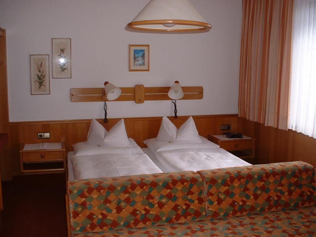 锡利安Haus Maria Leiter的一间卧室配有两张带白色床单的床