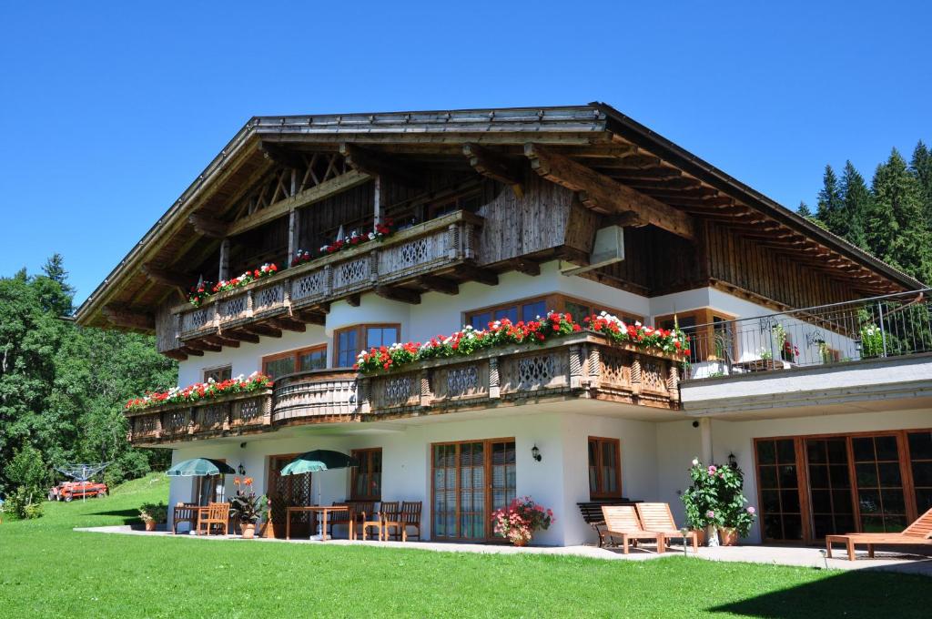 沙特瓦尔德Landhaus Alpensonne的一座带鲜花阳台的建筑