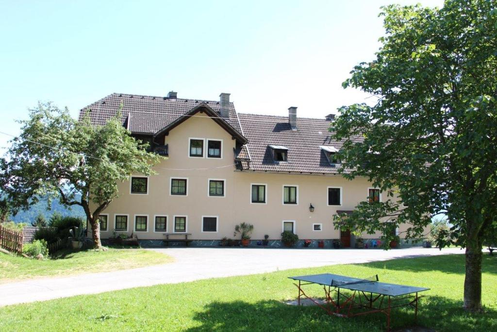 安嫩海姆Bauernhof Landhaus Hofer的前面有一张桌子的大房子