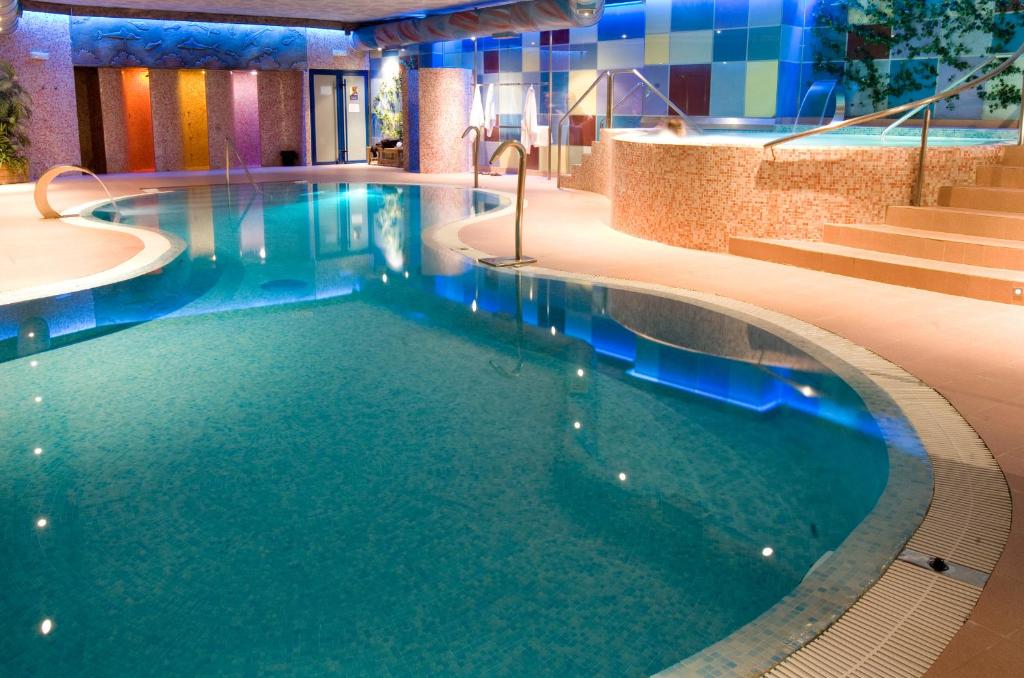 特鲁埃尔城德特鲁埃尔Spa酒店的酒店内有一个蓝色的游泳池