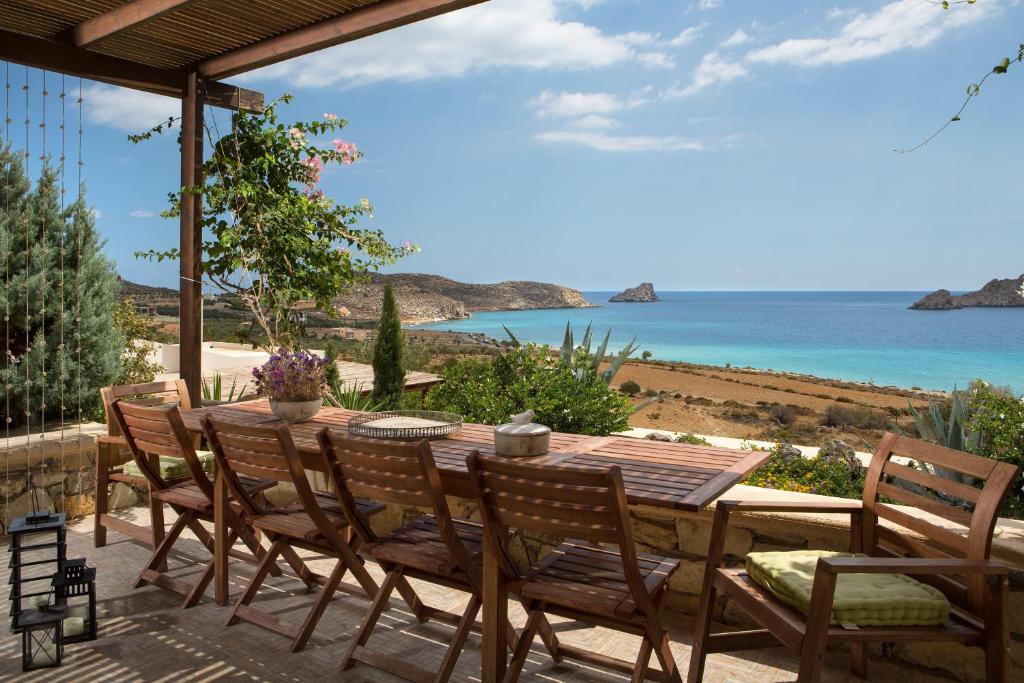 赛罗卡波斯Natica Mare Villas的海景露台配有桌椅