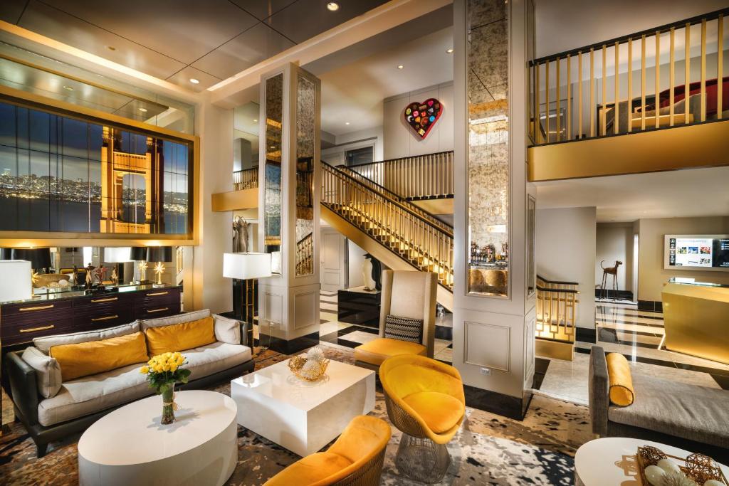 旧金山Staypineapple, An Elegant Hotel, Union Square的带沙发和楼梯的客厅