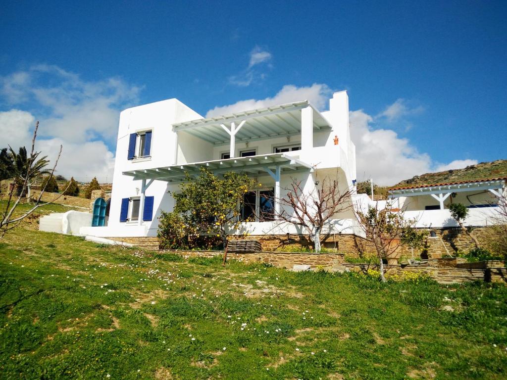 加夫里翁Villa Valentino的一座白色的山丘房子,有绿色的庭院