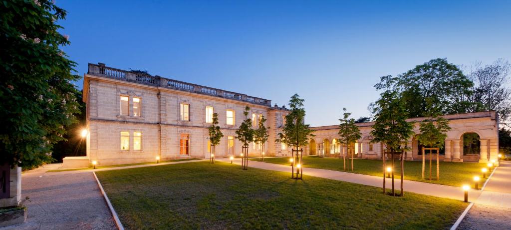 弗卢瓦拉克Hôtel Château La Chèze - Bordeaux Floirac的院子里有灯的大砖砌建筑