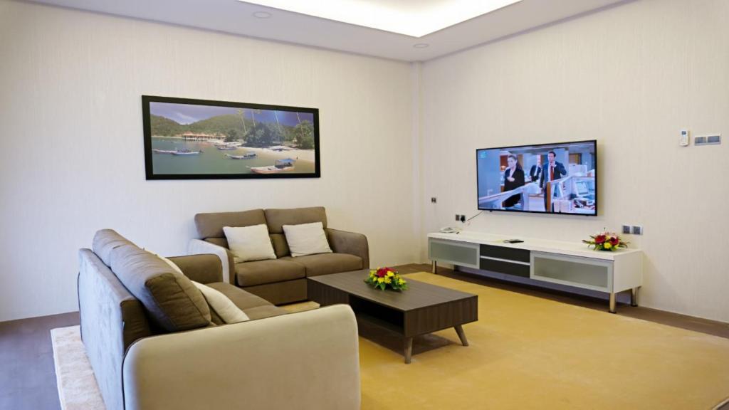 邦咯Casuarina Pangkor的带沙发和平面电视的客厅