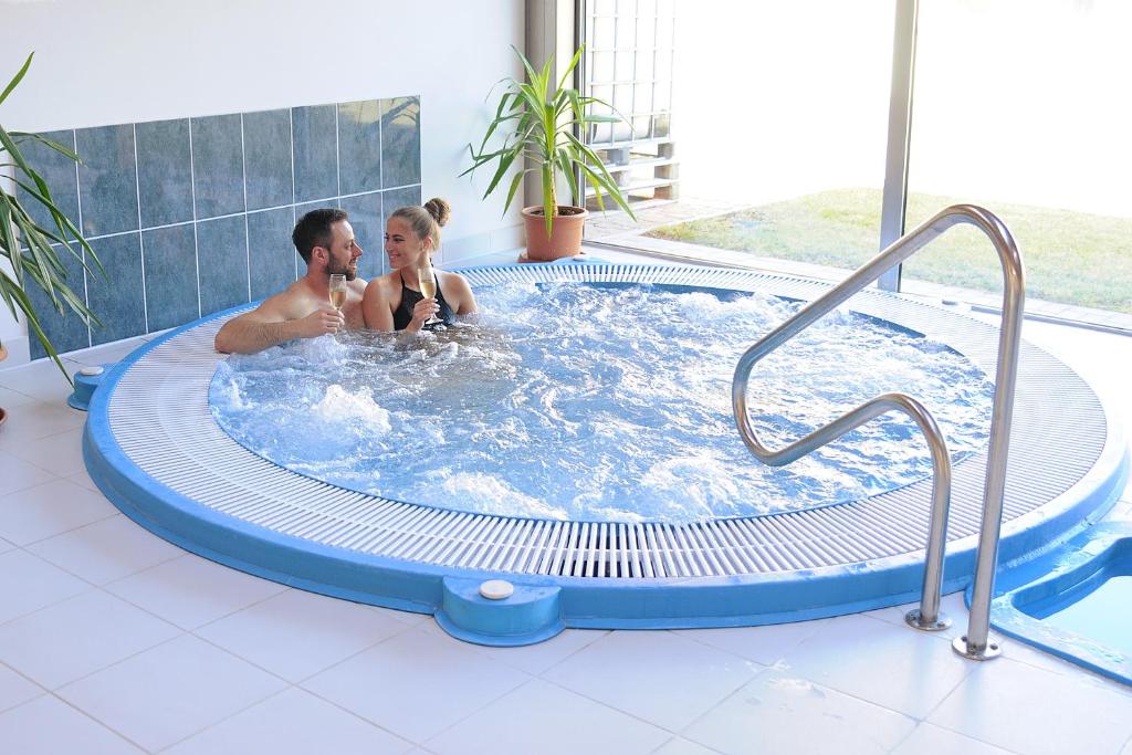 包道乔尼托毛伊哈啦斯科尔特巴达索尼酒店的坐在热水浴缸中的男人和女人
