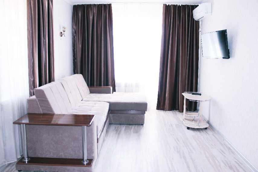 Apartment on Nakhimova Avenue 103的休息区