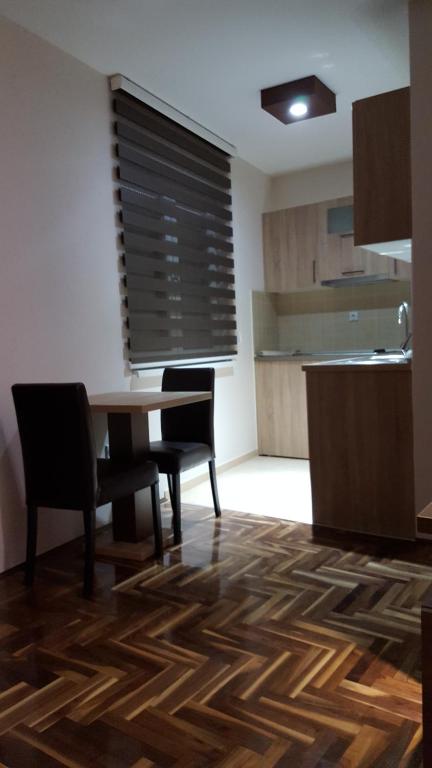 巴尼亚科维利亚查Apartman Ristanovic的一间带桌椅的用餐室和一间厨房