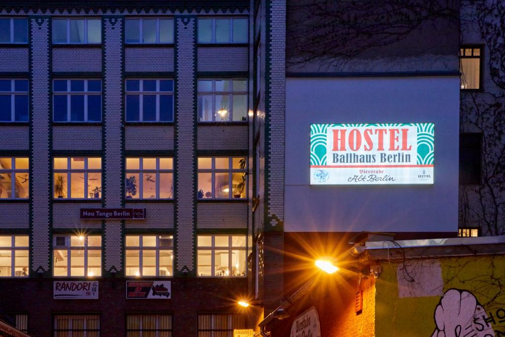 柏林博尔豪斯柏林旅舍的一座有夜间酒店标志的建筑