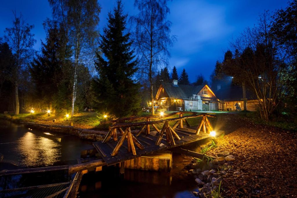 Saula海盗村度假酒店的夜间在河上建木桥
