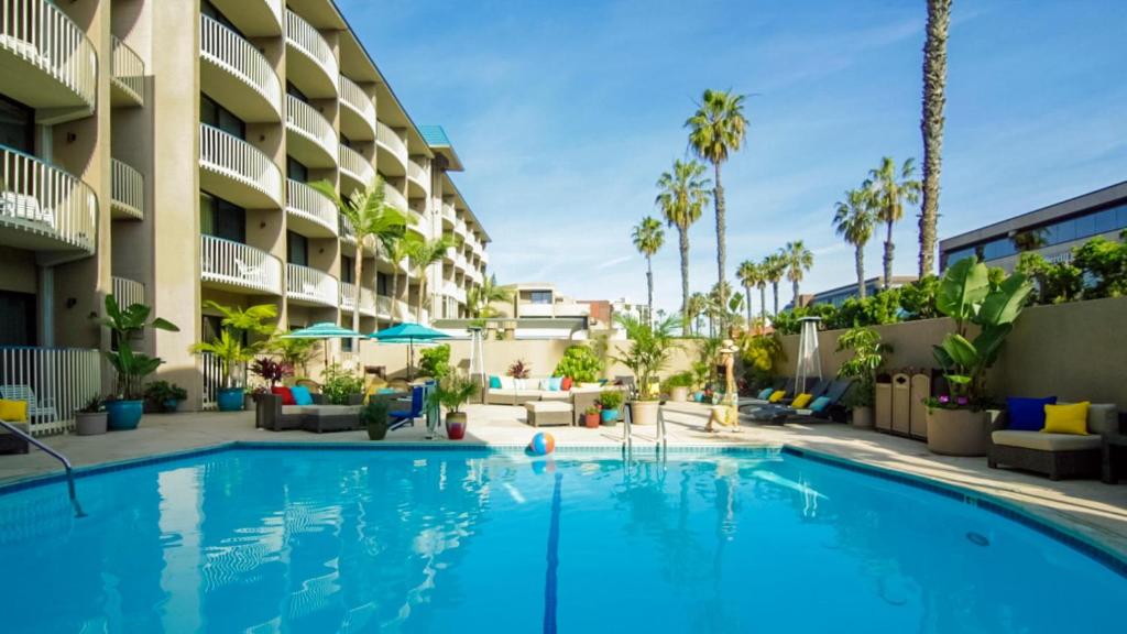 圣地亚哥Inn by the Sea, La Jolla的棕榈树酒店前的游泳池