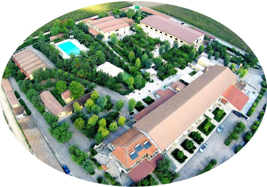 巴列塔特努特圣弗朗西斯科酒店的一座带游泳池和树木的房子的模型