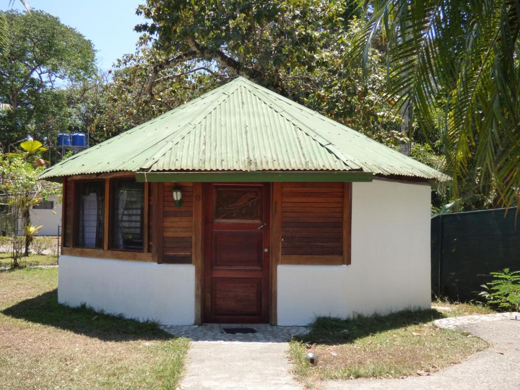 希门尼斯港Corcovado Beach Lodge的一座带门和屋顶的小建筑