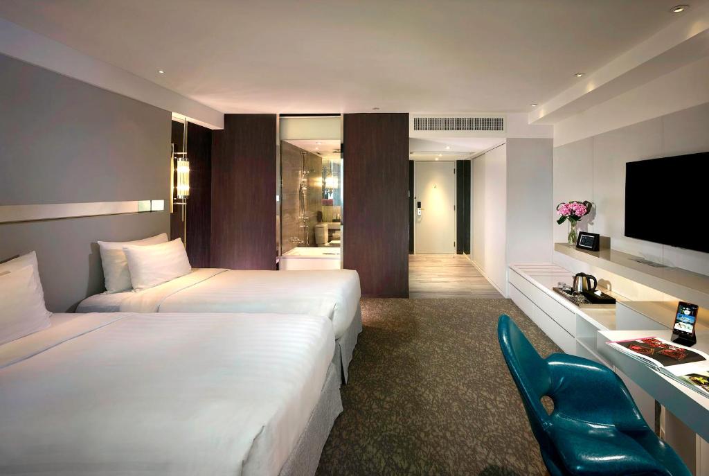 香港弥敦酒店的酒店客房设有两张床和电视。