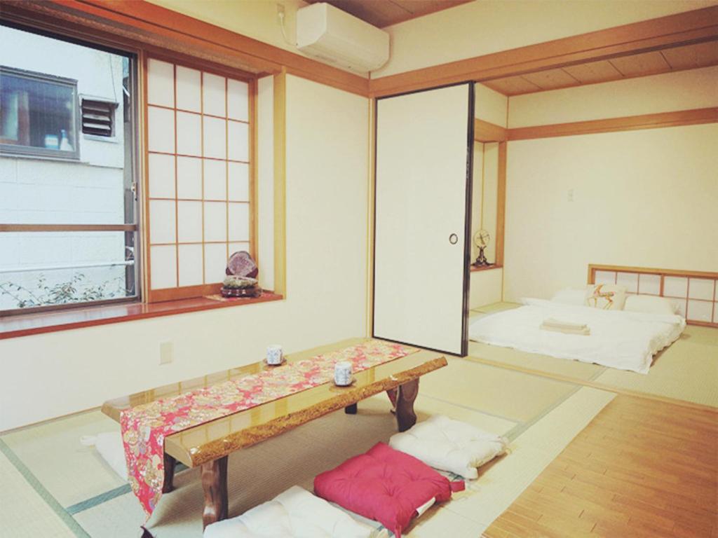 东京Kiki HouseH --Self Check-in -- Room Number & Password is in the following email的带桌子的房间和配有床的房间