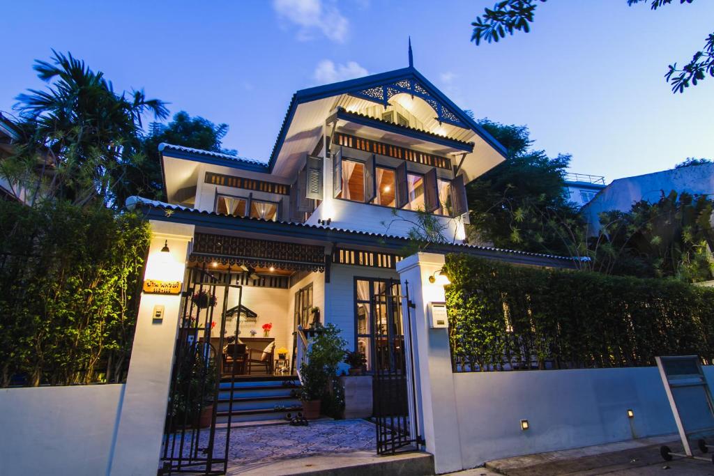 曼谷诺帕湾之家酒店的白色房子,晚上有门