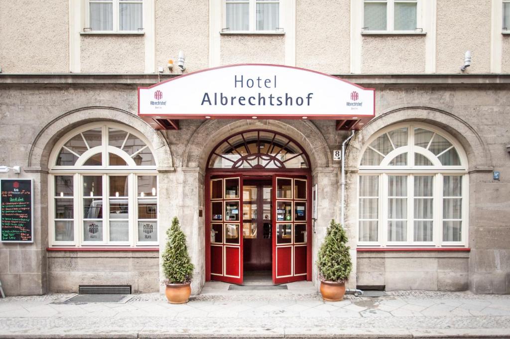 柏林martas Hotel Albrechtshof Berlin的红门的酒店公寓大楼