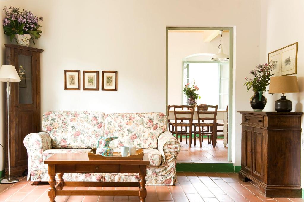 布奇内Fattoria Casabianca的客厅配有沙发和桌子