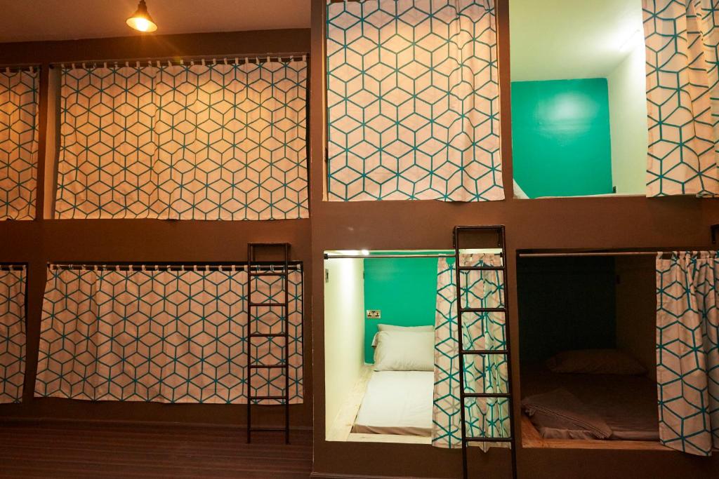 桑给巴尔Lost & Found Zanzibar的一间设有床铺和玻璃门的房间