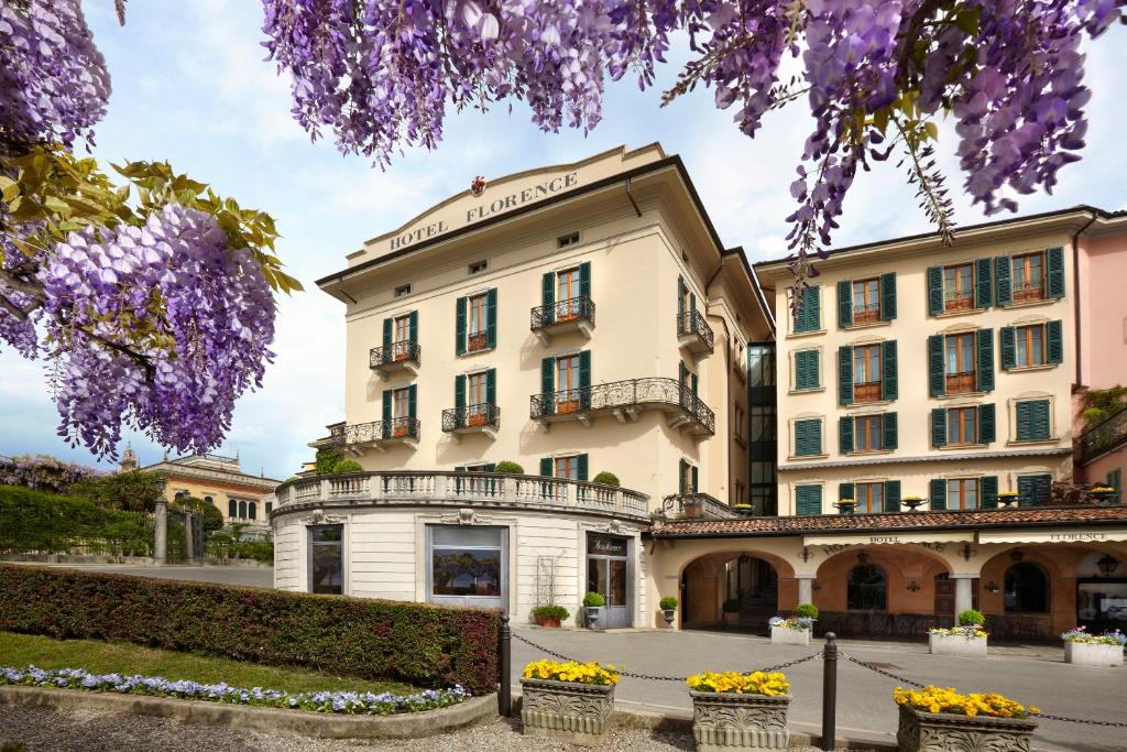 贝拉吉奥Hotel Florence的前面有鲜花的建筑
