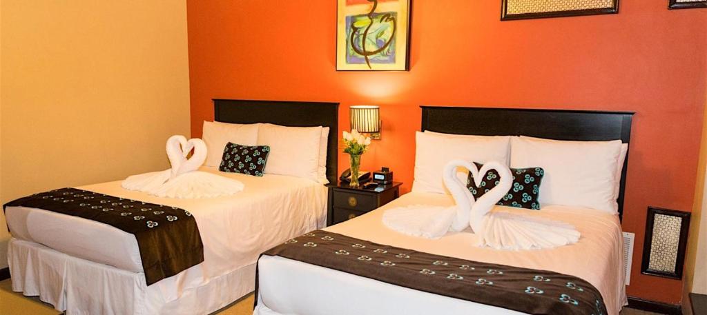 开罗城市酒店的两个天鹅坐在一个房间里,睡在两张床上