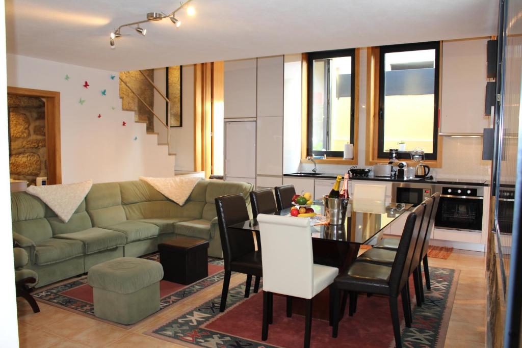 波尔图Casa São Dinis的客厅配有沙发和桌子